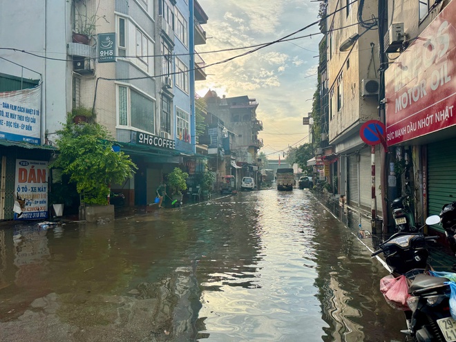Cập nhật tình hình ngập lụt các tuyến phố Hà Nội sáng 1/10- Ảnh 7.