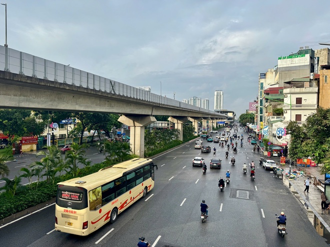 Cập nhật tình hình ngập lụt các tuyến phố Hà Nội sáng 1/10- Ảnh 11.