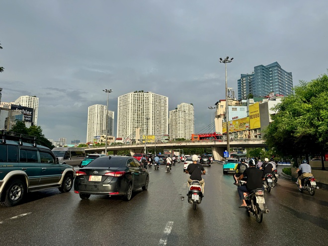 Cập nhật tình hình ngập lụt các tuyến phố Hà Nội sáng 1/10- Ảnh 10.