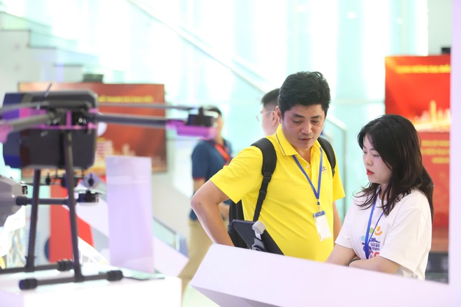 Triển lãm công nghệ và báo chí - xuất bản chào mừng Đại hội Đảng bộ TPHCM lần thứ I- Ảnh 5.