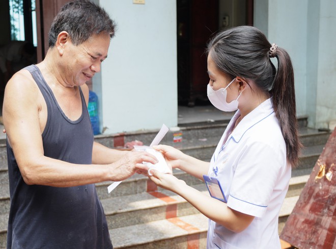 Hà Nội cử các tổ công tác xuống vùng ngập lụt chủ động giúp dân phòng dịch sau lũ- Ảnh 1. Hà Nội cử các tổ công tác xuống vùng ngập lụt chủ động giúp dân phòng dịch sau lũ- Ảnh 1.