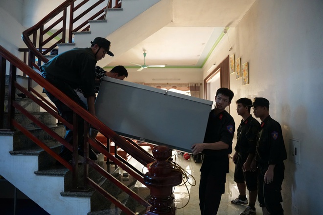 Người dân xã ven Hà Nội dọn dẹp nhà cửa sau trận lũ lụt lịch sử- Ảnh 5. Người dân xã ven Hà Nội dọn dẹp nhà cửa sau trận lũ lụt lịch sử- Ảnh 5.