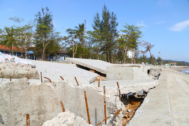 Kè biển hàng chục tỷ đồng đổ nát sau bão số 10- Ảnh 6. Kè biển hàng chục tỷ đồng đổ nát sau bão số 10- Ảnh 6.