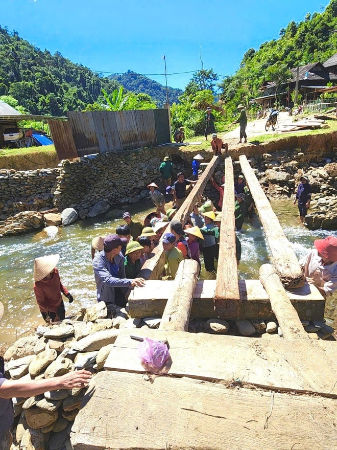 Lũ cuốn trôi cầu, người dân kết bè liều mình qua suối- Ảnh 9. Lũ cuốn trôi cầu, người dân kết bè liều mình qua suối- Ảnh 9.
