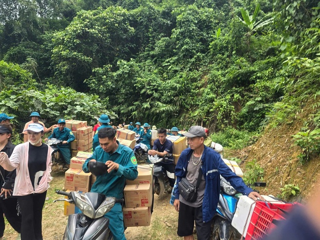 Lũ cuốn trôi cầu, người dân kết bè liều mình qua suối- Ảnh 14. Lũ cuốn trôi cầu, người dân kết bè liều mình qua suối- Ảnh 14.