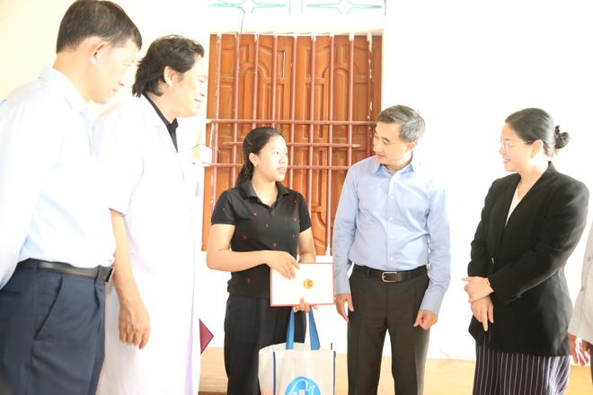 Đoàn công tác Bộ Y tế thăm hỏi, trao quà đồng bào tại Nghệ An: Khám chữa bệnh phải gắn với phòng bệnh suốt vòng đời- Ảnh 10. Đoàn công tác Bộ Y tế thăm hỏi, trao quà đồng bào tại Nghệ An: Khám chữa bệnh phải gắn với phòng bệnh suốt vòng đời- Ảnh 10.