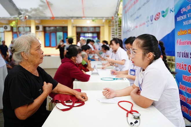 Đoàn công tác Bộ Y tế thăm hỏi, trao quà đồng bào tại Nghệ An: Khám chữa bệnh phải gắn với phòng bệnh suốt vòng đời- Ảnh 11. Đoàn công tác Bộ Y tế thăm hỏi, trao quà đồng bào tại Nghệ An: Khám chữa bệnh phải gắn với phòng bệnh suốt vòng đời- Ảnh 11.