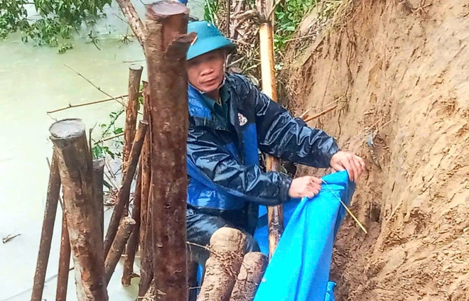 Gần 100 chiến sĩ dầm mưa ngăn sạt lở uy hiếp nhà dân ở Huế- Ảnh 8. Gần 100 chiến sĩ dầm mưa ngăn sạt lở uy hiếp nhà dân ở Huế- Ảnh 8.