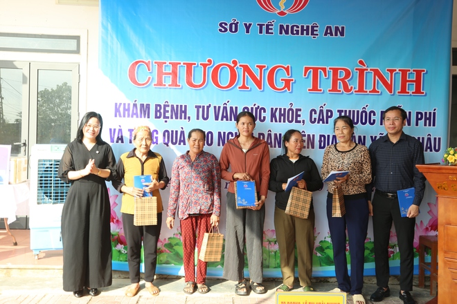 Khám sức khỏe nội tiết, sinh sản và tặng quà cho hơn 100 phụ nữ vùng bão lũ- Ảnh 3. Khám sức khỏe nội tiết, sinh sản và tặng quà cho hơn 100 phụ nữ vùng bão lũ- Ảnh 3.
