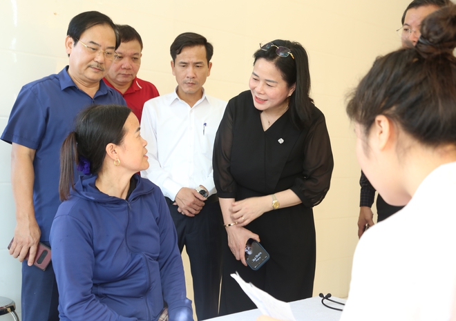 Khám sức khỏe nội tiết, sinh sản và tặng quà cho hơn 100 phụ nữ vùng bão lũ- Ảnh 5. Khám sức khỏe nội tiết, sinh sản và tặng quà cho hơn 100 phụ nữ vùng bão lũ- Ảnh 5.