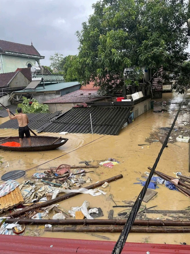Hàng nghìn nhà dân ở Nghệ An ngập sâu, tài sản, vật nuôi chìm trong nước lũ- Ảnh 3.