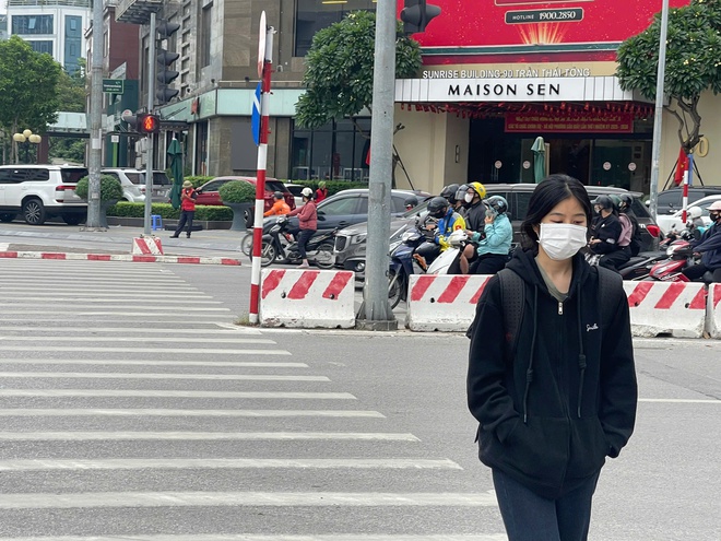 Hà Nội đón gió lạnh đầu mùa, người dân khoác áo ấm xuống phố- Ảnh 3. Hà Nội đón gió lạnh đầu mùa, người dân khoác áo ấm xuống phố- Ảnh 3.