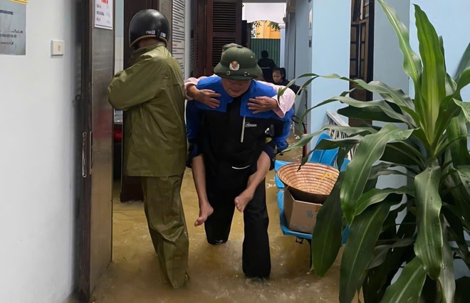 Người dân Huế trắng đêm chạy lũ- Ảnh 6.