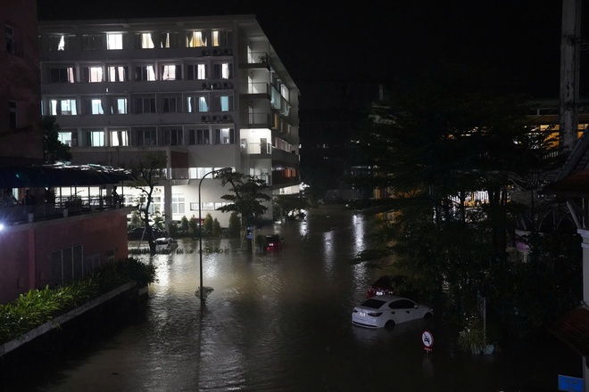 Giữ vững 'mạch sống' y tế miền Trung trong mưa lũ- Ảnh 4.