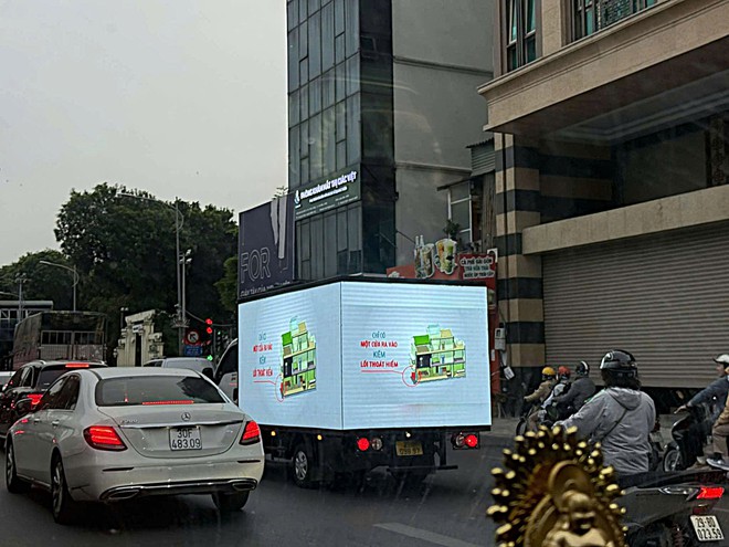 Xe tải biến thành 'biển quảng cáo di động' bị xử phạt- Ảnh 3. Xe tải biến thành 'biển quảng cáo di động' bị xử phạt- Ảnh 3.
