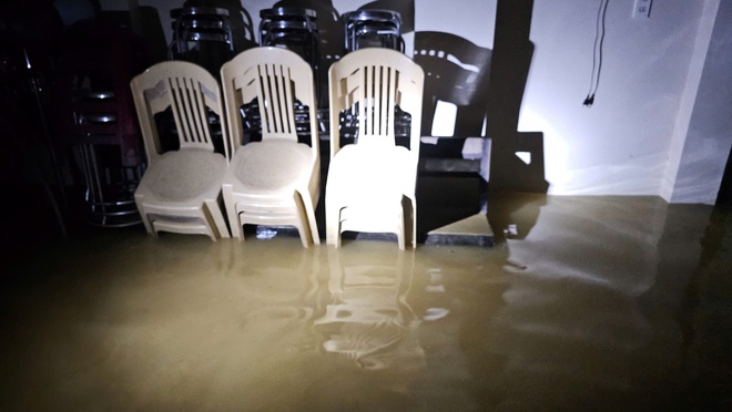 48 giờ vật lộn trong trận lũ đặc biệt lớn ở Huế- Ảnh 2. 48 giờ vật lộn trong trận lũ đặc biệt lớn ở Huế- Ảnh 2.