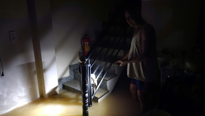 48 giờ vật lộn trong trận lũ đặc biệt lớn ở Huế- Ảnh 3. 48 giờ vật lộn trong trận lũ đặc biệt lớn ở Huế- Ảnh 3.