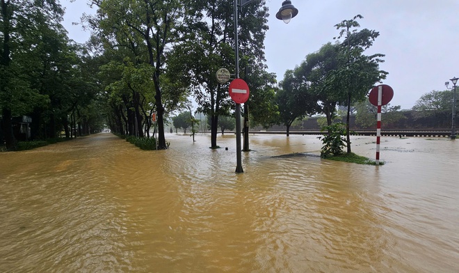 Lũ bủa vây Kinh thành Huế, người dân gồng mình giữa biển nước- Ảnh 2. Lũ bủa vây Kinh thành Huế, người dân gồng mình giữa biển nước- Ảnh 2.
