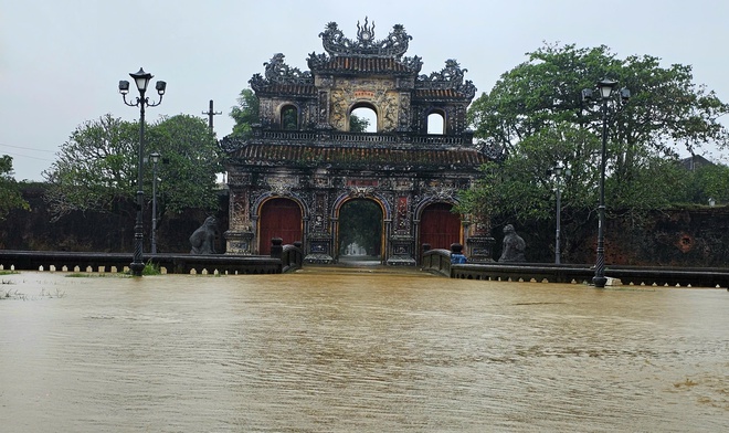 Lũ bủa vây Kinh thành Huế, người dân gồng mình giữa biển nước- Ảnh 1. Lũ bủa vây Kinh thành Huế, người dân gồng mình giữa biển nước- Ảnh 1.