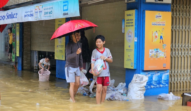 Lũ bủa vây Kinh thành Huế, người dân gồng mình giữa biển nước- Ảnh 6. Lũ bủa vây Kinh thành Huế, người dân gồng mình giữa biển nước- Ảnh 6.