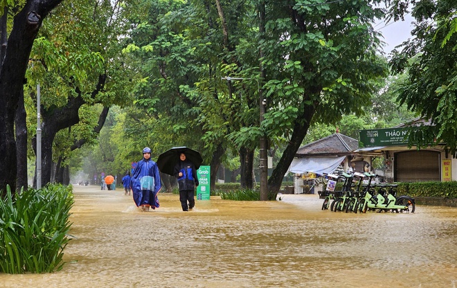 Lũ bủa vây Kinh thành Huế, người dân gồng mình giữa biển nước- Ảnh 5. Lũ bủa vây Kinh thành Huế, người dân gồng mình giữa biển nước- Ảnh 5.
