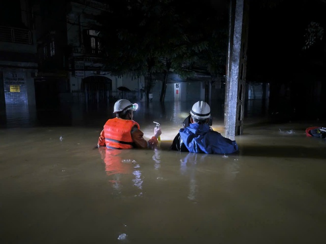 Tình người trong cơn lũ lịch sử- Ảnh 7. Tình người trong cơn lũ lịch sử- Ảnh 7.