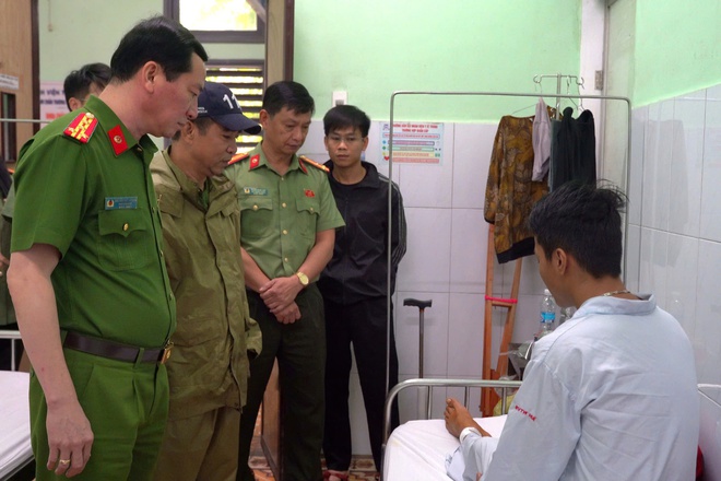 Tình người trong cơn lũ lịch sử- Ảnh 4. Tình người trong cơn lũ lịch sử- Ảnh 4.