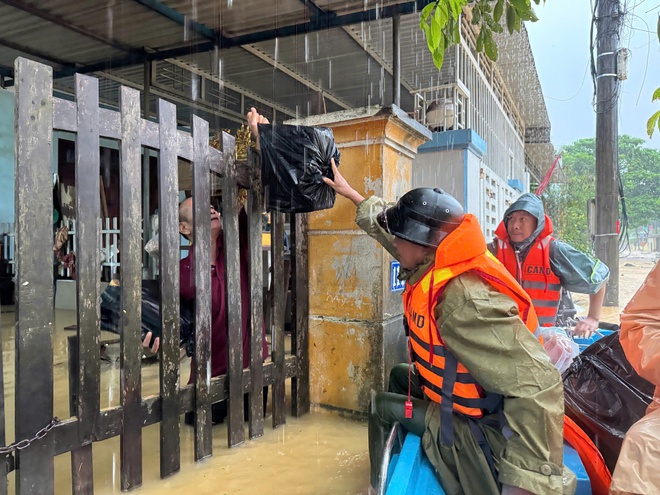 Tình người trong cơn lũ lịch sử- Ảnh 3. Tình người trong cơn lũ lịch sử- Ảnh 3.