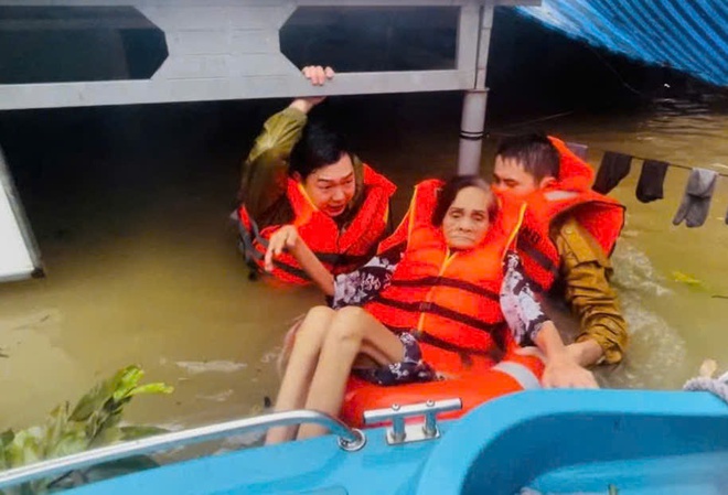 Tình người trong cơn lũ lịch sử- Ảnh 2. Tình người trong cơn lũ lịch sử- Ảnh 2.