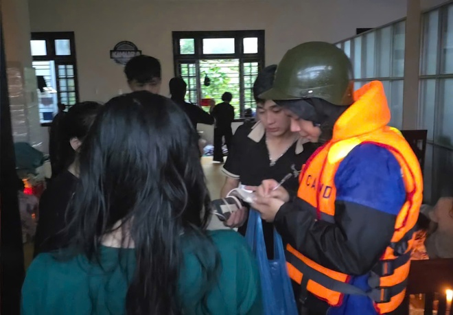 'Trạm sạc lưu động' hỗ trợ người dân nơi tâm lũ Huế- Ảnh 2.