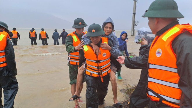 Hà Tĩnh: Khẩn trương gia cố đê, di dời người dân ở vùng ngập lụt đến nơi an toàn- Ảnh 5. Hà Tĩnh: Khẩn trương gia cố đê, di dời người dân ở vùng ngập lụt đến nơi an toàn- Ảnh 5.