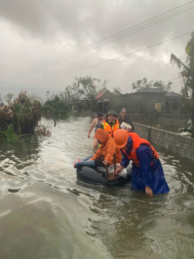 Mưa lớn khiến nhiều nơi ở Hà Tĩnh ngập lụt, tuyến đường ven biển bị sạt lở- Ảnh 3. Mưa lớn khiến nhiều nơi ở Hà Tĩnh ngập lụt, tuyến đường ven biển bị sạt lở- Ảnh 3.