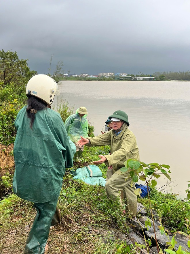 Hà Tĩnh: Khẩn trương gia cố đê, di dời người dân ở vùng ngập lụt đến nơi an toàn- Ảnh 3. Hà Tĩnh: Khẩn trương gia cố đê, di dời người dân ở vùng ngập lụt đến nơi an toàn- Ảnh 3.