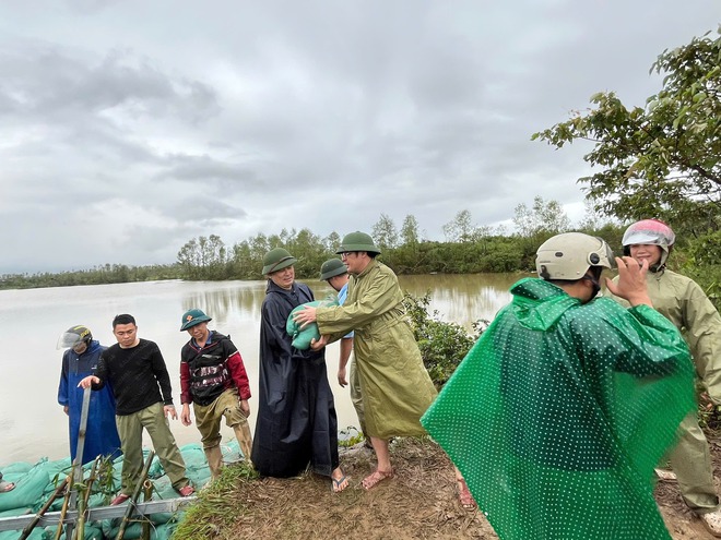 Hà Tĩnh: Khẩn trương gia cố đê, di dời người dân ở vùng ngập lụt đến nơi an toàn- Ảnh 4. Hà Tĩnh: Khẩn trương gia cố đê, di dời người dân ở vùng ngập lụt đến nơi an toàn- Ảnh 4.