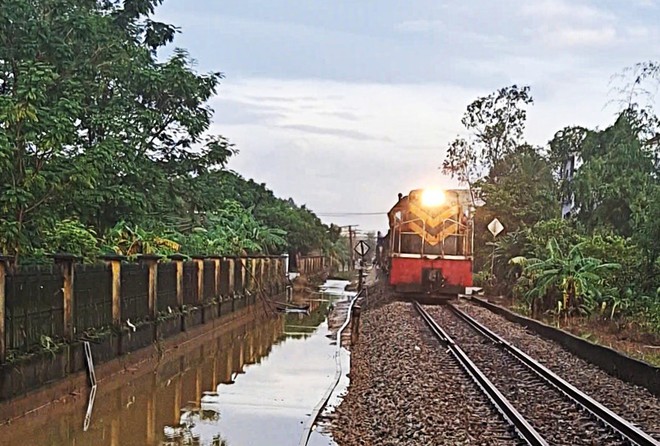 Đường sắt Bắc - Nam và đường Hồ Chí Minh thông tuyến trở lại sau mưa lũ- Ảnh 3. Đường sắt Bắc - Nam và đường Hồ Chí Minh thông tuyến trở lại sau mưa lũ- Ảnh 3.