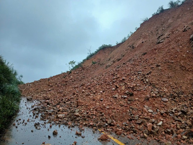 Mưa lớn khiến nhiều nơi ở Hà Tĩnh ngập lụt, tuyến đường ven biển bị sạt lở- Ảnh 1. Mưa lớn khiến nhiều nơi ở Hà Tĩnh ngập lụt, tuyến đường ven biển bị sạt lở- Ảnh 1.