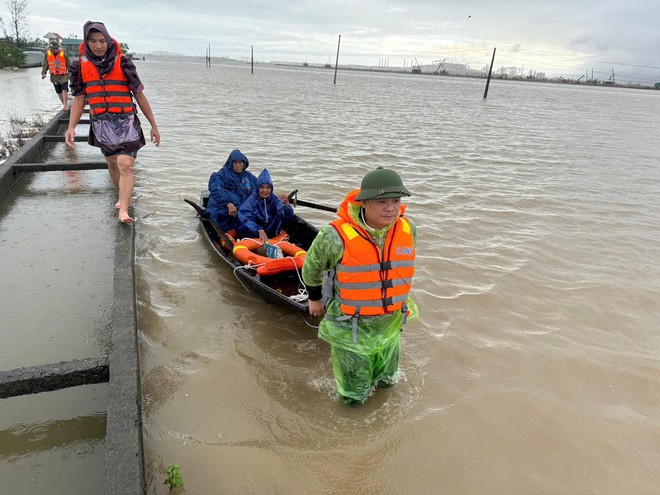 Mưa lớn khiến nhiều nơi ở Hà Tĩnh ngập lụt, tuyến đường ven biển bị sạt lở- Ảnh 4. Mưa lớn khiến nhiều nơi ở Hà Tĩnh ngập lụt, tuyến đường ven biển bị sạt lở- Ảnh 4.