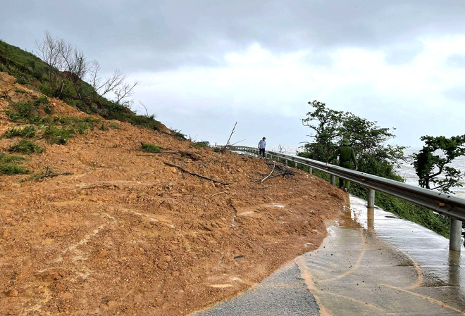 Mưa lớn khiến nhiều nơi ở Hà Tĩnh ngập lụt, tuyến đường ven biển bị sạt lở- Ảnh 2. Mưa lớn khiến nhiều nơi ở Hà Tĩnh ngập lụt, tuyến đường ven biển bị sạt lở- Ảnh 2.