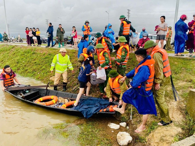 Hà Tĩnh: Khẩn trương gia cố đê, di dời người dân ở vùng ngập lụt đến nơi an toàn- Ảnh 6. Hà Tĩnh: Khẩn trương gia cố đê, di dời người dân ở vùng ngập lụt đến nơi an toàn- Ảnh 6.