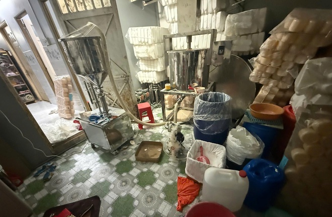 Bắt nhóm sản xuất, buôn bán mỹ phẩm giả thương hiệu nổi tiếng, quy mô liên tỉnh ở TPHCM- Ảnh 5. Bắt nhóm sản xuất, buôn bán mỹ phẩm giả thương hiệu nổi tiếng, quy mô liên tỉnh ở TPHCM- Ảnh 5.