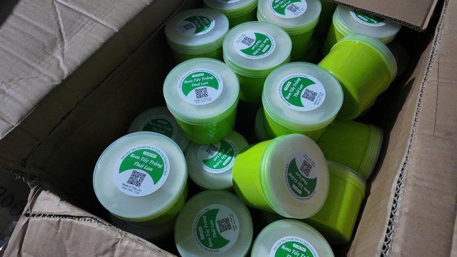 Bắt nhóm sản xuất, buôn bán mỹ phẩm giả thương hiệu nổi tiếng, quy mô liên tỉnh ở TPHCM- Ảnh 4. Bắt nhóm sản xuất, buôn bán mỹ phẩm giả thương hiệu nổi tiếng, quy mô liên tỉnh ở TPHCM- Ảnh 4.