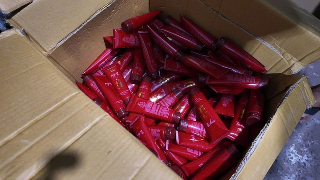 Bắt nhóm sản xuất, buôn bán mỹ phẩm giả thương hiệu nổi tiếng, quy mô liên tỉnh ở TPHCM- Ảnh 3. Bắt nhóm sản xuất, buôn bán mỹ phẩm giả thương hiệu nổi tiếng, quy mô liên tỉnh ở TPHCM- Ảnh 3.