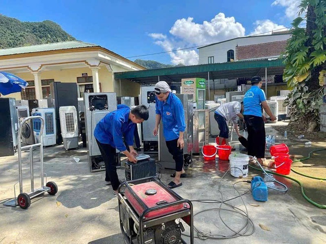 Sau lũ, xuất hiện những ‘bác sĩ’ xe máy, đồ điện tử miễn phí- Ảnh 5.