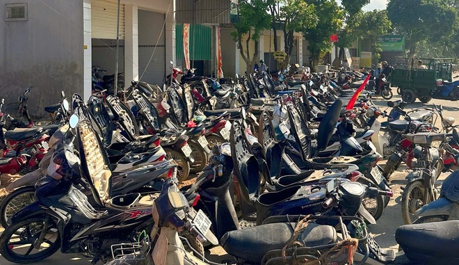 Sau lũ, xuất hiện những ‘bác sĩ’ xe máy, đồ điện tử miễn phí- Ảnh 2.