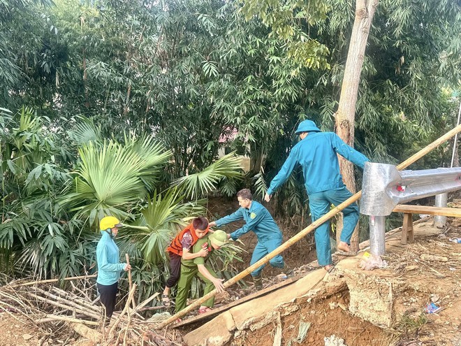 Cầu bị cuốn trôi, bắc ròng rọc đưa thầy trò vượt suối đến trường- Ảnh 6.