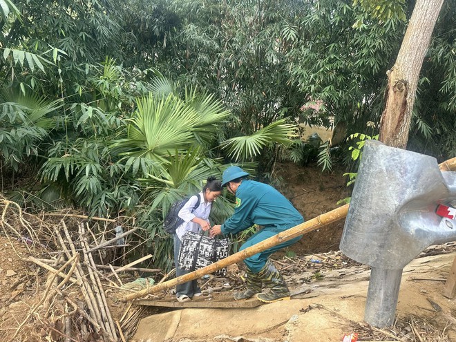 Cầu bị cuốn trôi, bắc ròng rọc đưa thầy trò vượt suối đến trường- Ảnh 7.