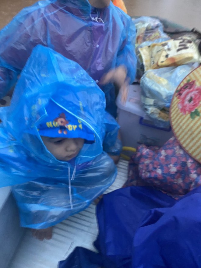 Những khoảnh khắc xúc động đến nghẹn lời ở vùng lũ- Ảnh 13. Những khoảnh khắc xúc động đến nghẹn lời ở vùng lũ- Ảnh 13.