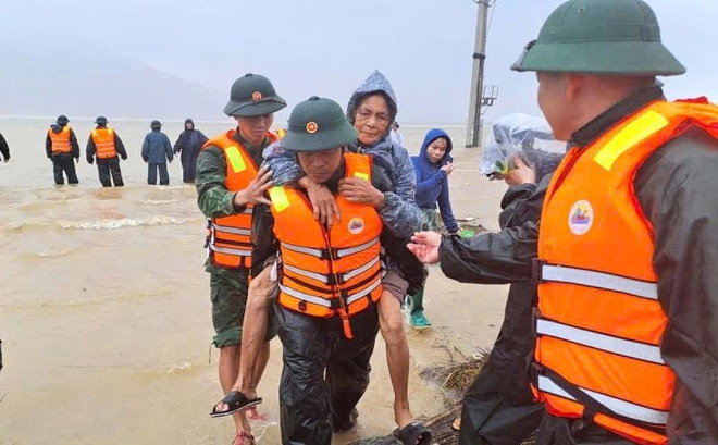 Những khoảnh khắc xúc động đến nghẹn lời ở vùng lũ- Ảnh 7. Những khoảnh khắc xúc động đến nghẹn lời ở vùng lũ- Ảnh 7.