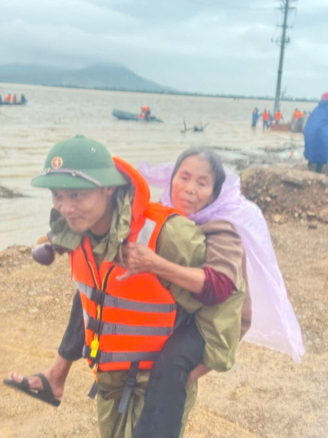 Những khoảnh khắc xúc động đến nghẹn lời ở vùng lũ- Ảnh 8. Những khoảnh khắc xúc động đến nghẹn lời ở vùng lũ- Ảnh 8.