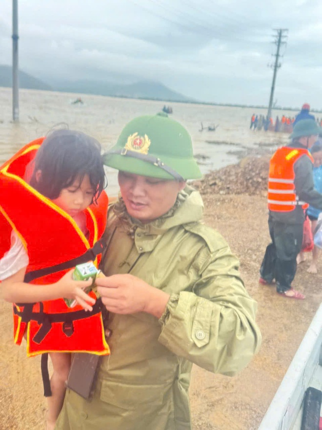 Những khoảnh khắc xúc động đến nghẹn lời ở vùng lũ- Ảnh 9. Những khoảnh khắc xúc động đến nghẹn lời ở vùng lũ- Ảnh 9.